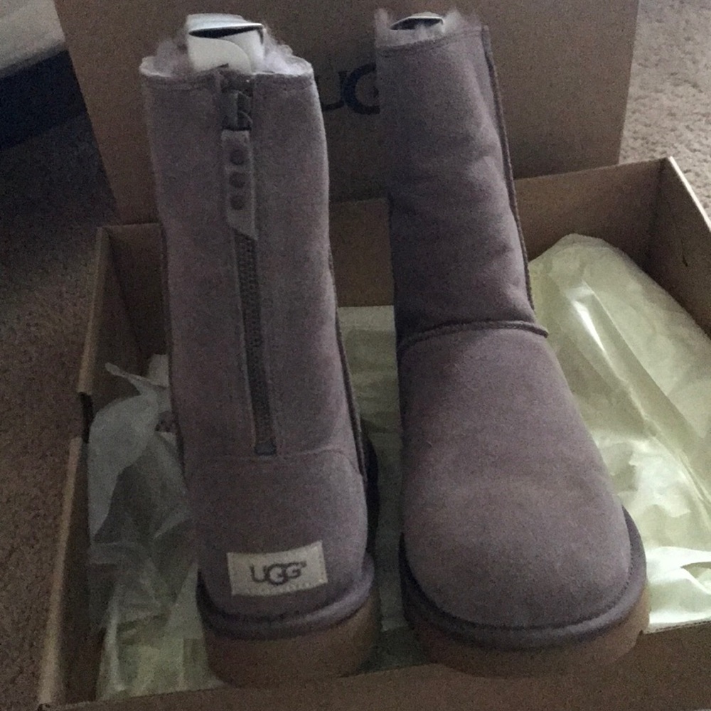 UGG Women’s classic short ZIP boot US size 11 new
